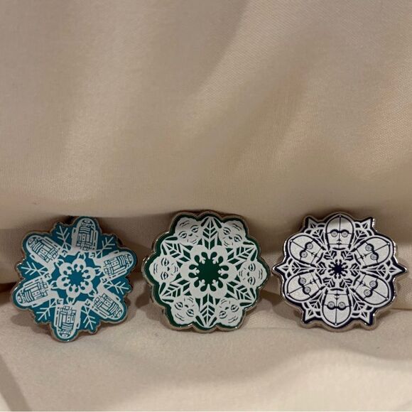 Disney Star Wars Collectible trading 3 Pin Set Snowflake R2-D2 Master Yoda C-3PO - Picture 1 of 8